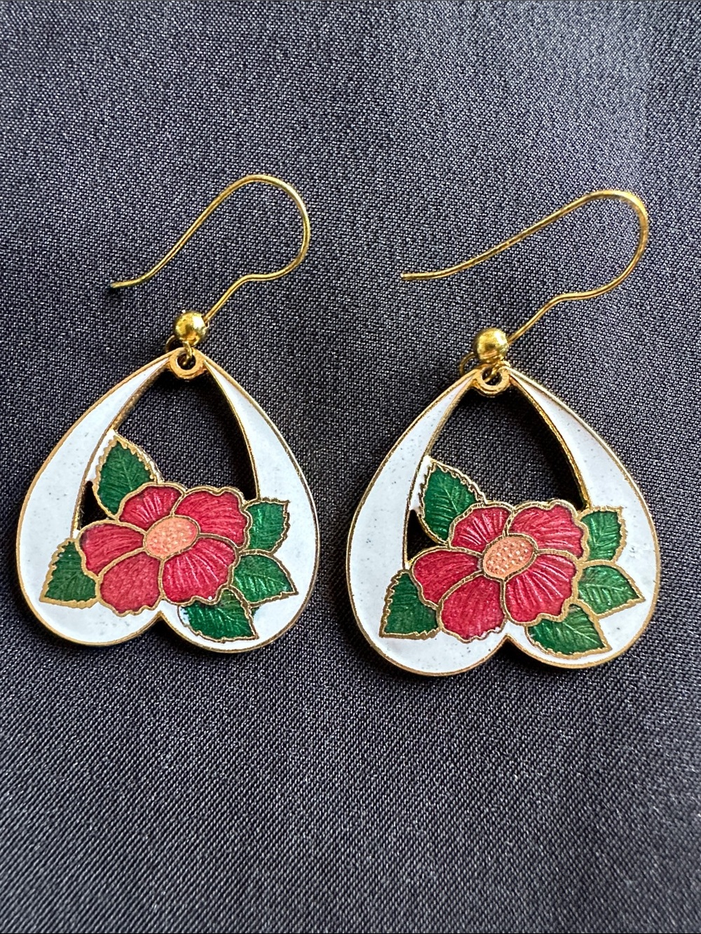 Cloisonné EUC heart shaped drop earrings in white enamel with pink flower